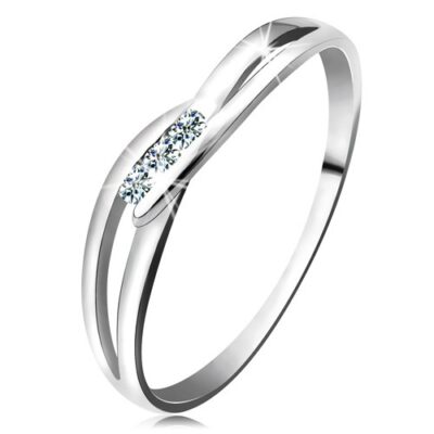 585 fehér arany gyűrű - három kerek áttetsző gyémánt