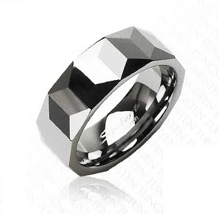 Ezüst színű volfrám gyűrű