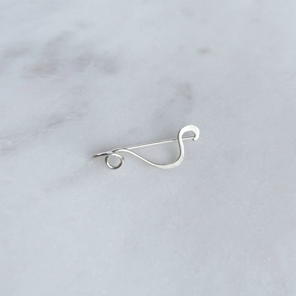 Kacskaringós ezüst füldísz