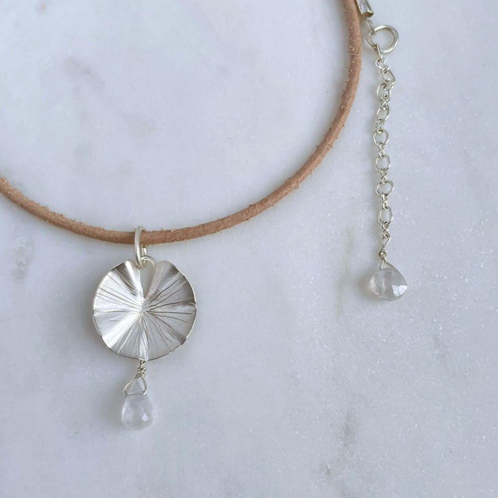 Ezüst levél medál bőr láncon