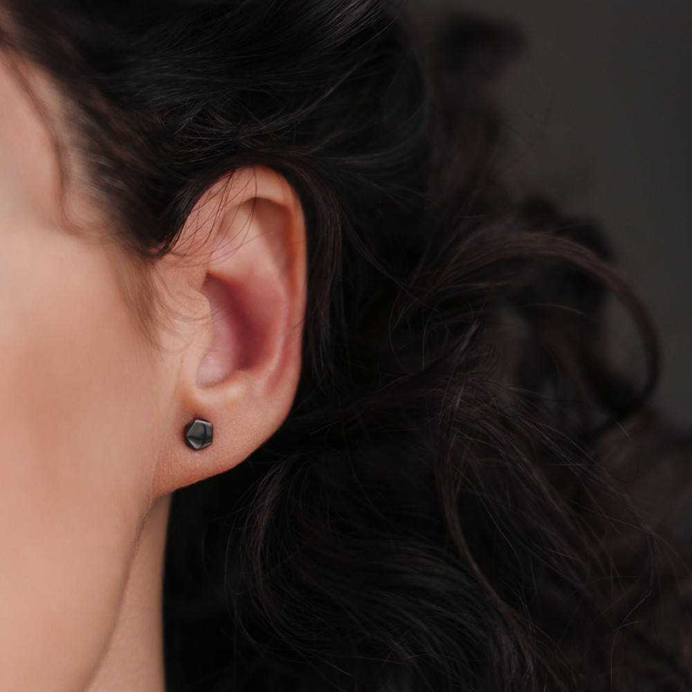 Maxine ékszerek - Hexagon fülbevaló fekete színben